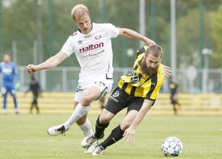 Lahden Mikko Kuningas ja Hongan Konsta Rasimus (oik.) pelasivat jalkapallon Veikkausliigan harjoitusottelussa FC Honka – FC Lahti 6.6.