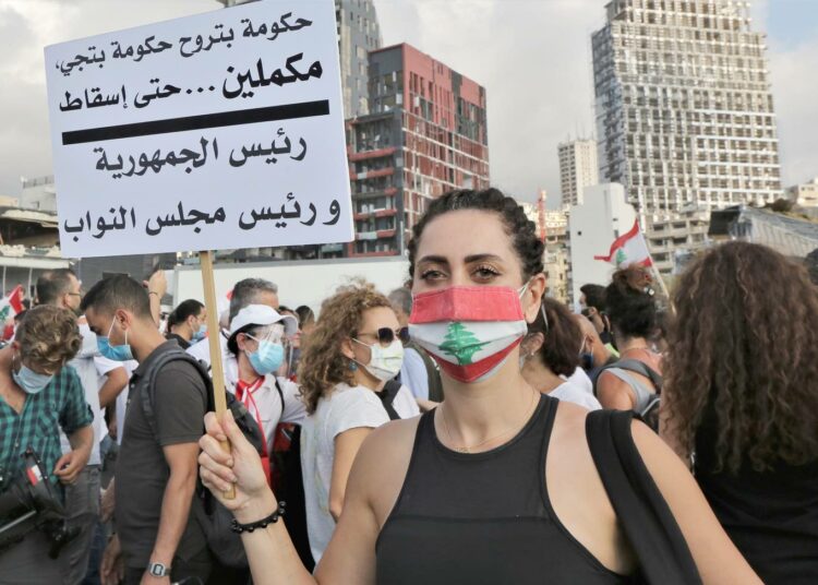Hallitusta vastustavat mielenosoittajat kokoontuivat tiistaina Beirutin sataman varastoräjähdyksessä kuolleiden muistotilaisuuteen.