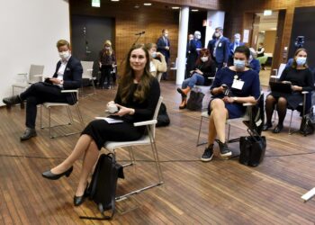 Pääministeri Sanna Marin tapasi tiistaina politiikan toimittajia.
