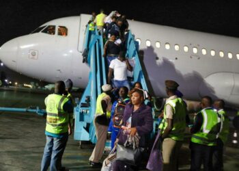 Nigerialaisia siirtolaisia palaamassa Lagosiin Libyasta. Nigeria on viimeisten kahden vuoden aikana evakuoinut tuhansia kansalaisiaan Libyasta ja Libanonista, joissa he ovat kärsineet monenlaisesta hyväksikäytöstä, mukaan lukien orjuuttamisesta.