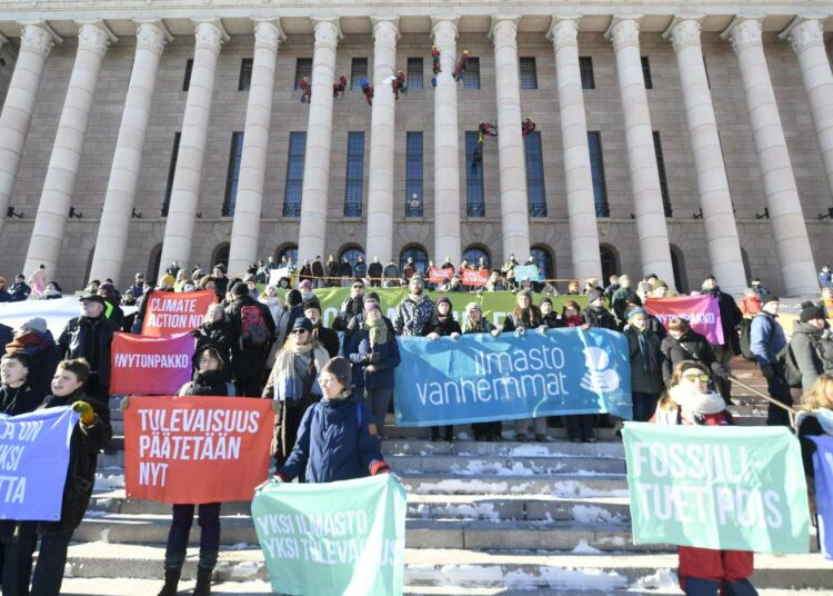 Eduskuntatalon edustalle järjestettiin maaliskuussa 2019 suuri ilmastonmuutosta vastustava mielenosoitus.