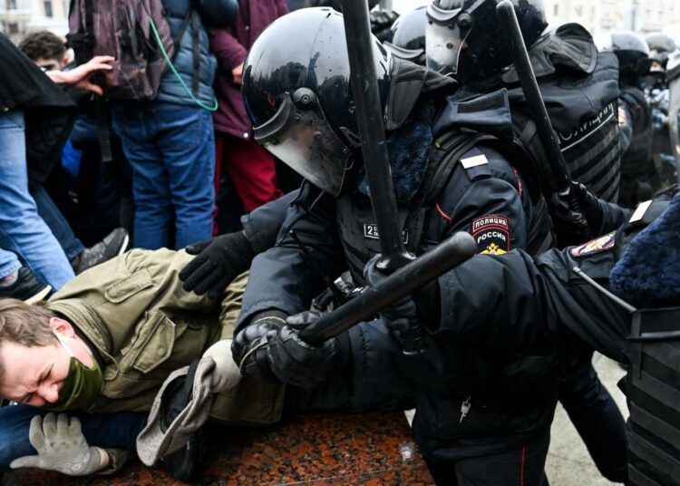 Turvallisuusjoukot käyttivät rajuja otteita mielenosoittajia vastaan lauantaina Moskovassa.