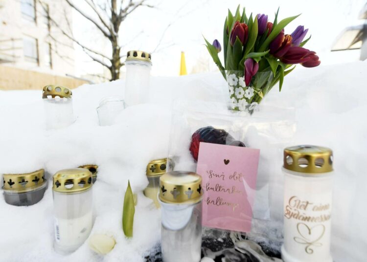 Muistokynttilöitä murhatun teinipojan ruumin löytöpaikalla Koskelan sairaalan lähistöllä Helsingissä 15. helmikuuta.