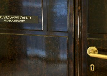 Perustuslakivaliokunnan ovi on yksi Suomen kuvatuimmista ovista.