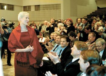 Kesän 2001 puoluekokous vahvisti Suvi-Anne Siimeksen asemaa vasemmistoliitossa.