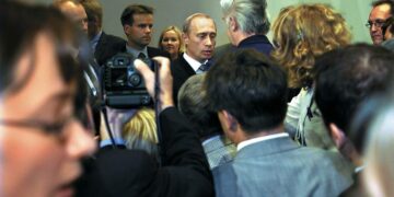 Presidentti Vladimir Putin oli toimittajien ympäröimänä Finlandia-talossa pidetyn tiedotustilaisuuden jälkeen.