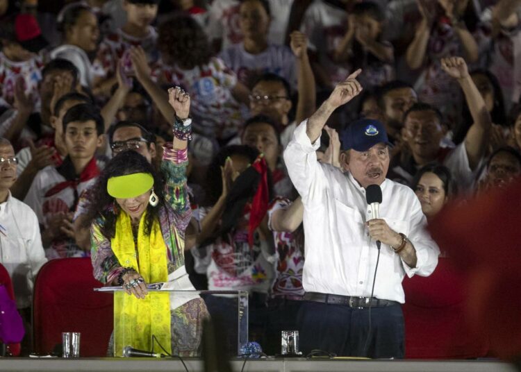 Daniel Ortega (oik.) ja hänen vaimonsa Rosario Murillo.