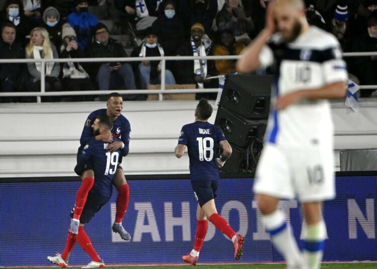 Ranskan Karim Benzema (19), Kylian Mbappe ja Lucas Digne juhlivat Ranskan 0-1-maalia. Kuvassa etualalla sadannen miesten maaottelun pelannut Suomen Teemu Pukki.