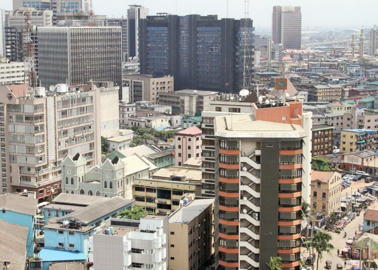 Ellei maaltamuuttoa hallita, suurkaupunkien ongelmat vain pahenevat ja niiden hinta nousee ympäristölle ja ihmisille kestämättömäksi. Nigerian Lagos (kuvassa) on jo nyt megakaupunki ja kasvaa yhä.
