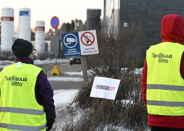 Teollisuusliiton lakkovahteja piikiekkovalmistaja Okmeticin tehtaan portilla Vantaalla 11. maaliskuuta 2024.