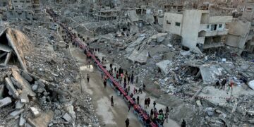 Palestiinalaiset nauttivat ramadan-paastokuukauden ensimmäisen ilta-aterian , iftarin, keskellä Gazan hävitystä.