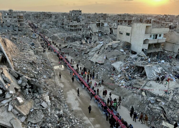 Palestiinalaiset nauttivat ramadan-paastokuukauden ensimmäisen ilta-aterian , iftarin, keskellä Gazan hävitystä.