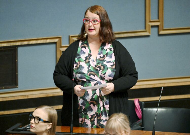 Nuorisotyöttömyyden hätätila vaatii laajempia toimenpiteitä kuin hallituksella on kalupakissaan, vetosi Pia Lohikoski kyselytunnilla.