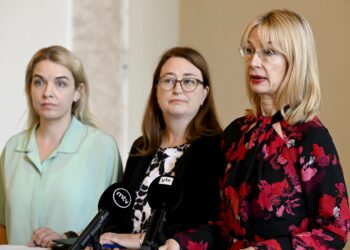 Vasemmistoliiton Mai Kivelä, Vihreiden Inka Hopsu ja SDP:n Tytti Tuppurainen esittelivät kolmen eduskuntaryhmän Palestiina-vetoomusta.