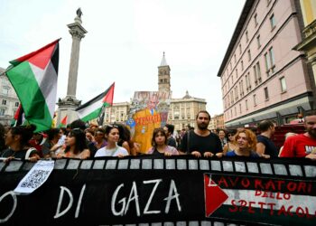 Freedom Flotilla -laivueen tueksi on järjestetty useita mielenosoituksia ja lakkoja muun muassa Italiassa.