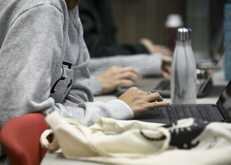 72 prosenttia opiskelijoista antaa hallituksen heihin vaikuttaville toimille huonon tai erittäin huonon arvosanan.