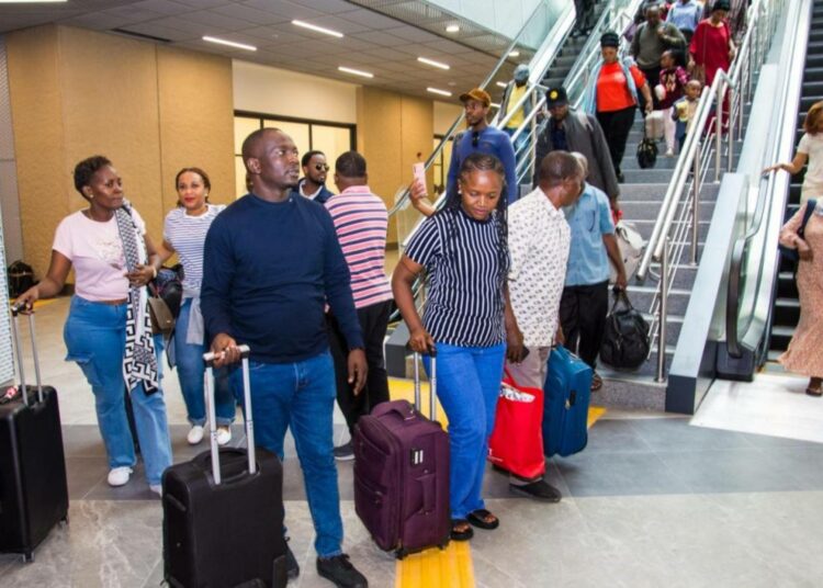 Matkustajat tungeksivat sähköjunaan Tansanian pääkaupungissa Dodomassa hetkeä ennen kuin matka peruttiin tulvien ja äärimmäisten sääolosuhteiden vuoksi.