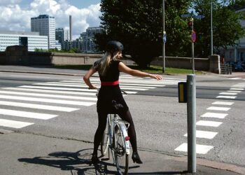 Pyöräilijöiden etujärjestöt haluavat pyöräilijät pois jalankulkijoiden joukosta omille kaistoilleen autoliikenteen sekaan.