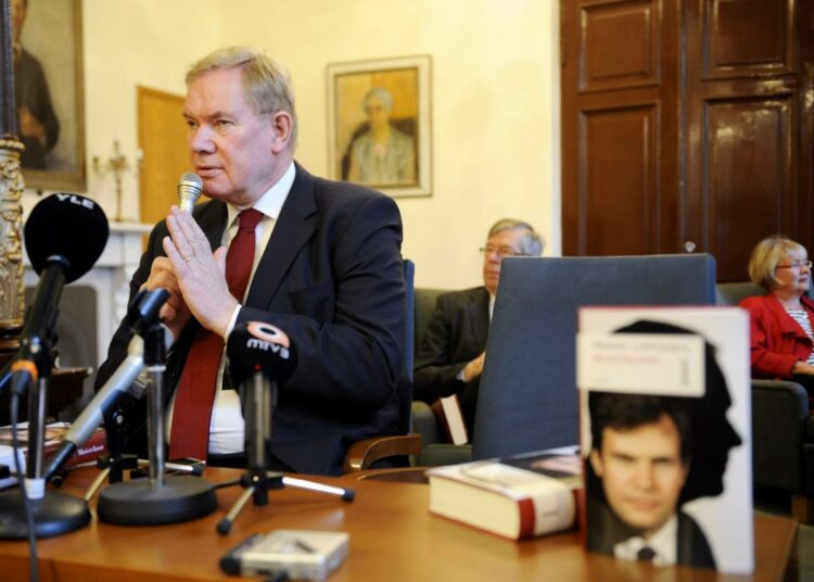 Paavo Lipponen muistelmiensa julkistustilaisuudessa.