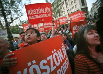 Unkarin Fidesz-puolueen kannattajia riemuitsemassa sunnuntaina Budapestissa vaalituloksesta, joka toi puolueelle kahden kolmasosan enemmistön parlamentissa.