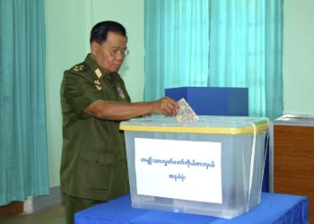 Burman juntan johtaja Than Shwe äänestämässä viime sunnuntain vaaleissa.
