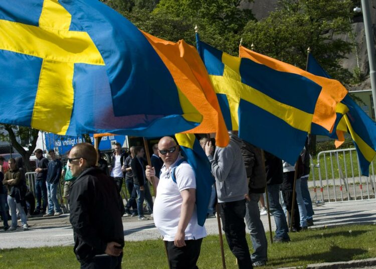 Ruotsin äärioikeistolaisia osoittamassa mieltään moskeijan rakentamissuunnitelmia vastaan Göteborgissa viime lauantaina.