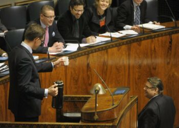 Eduskunta kiisteli Suomen linjasta eurokriisin hoidossa tiistaina. Sanallisen mittelön välissä pääministeri Jyrki Katainen tarjoili oppositiojohtajaTimo Soinille vettä.