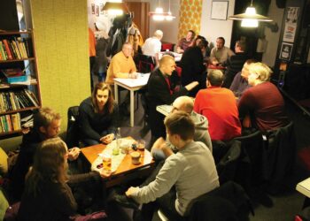 Vasemmisto- ja keskustanuoret  keskustelivat Tampereella kansanrintamailtamassa kriittisesti EU:sta.