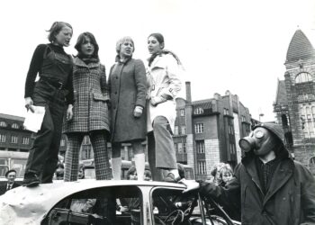 Suomen ensimmäinen ympäristöaiheinen mielenosoitus 1969 ilman saastumista vastaan.