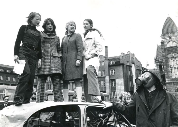 Suomen ensimmäinen ympäristöaiheinen mielenosoitus 1969 ilman saastumista vastaan.