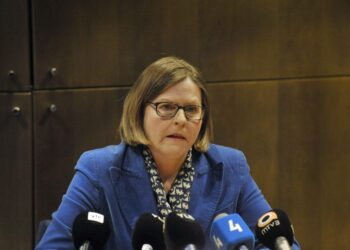 Ministeri Heidi Hautala tuulettaa Finnairin johdon liki kokonaan uusiksi.