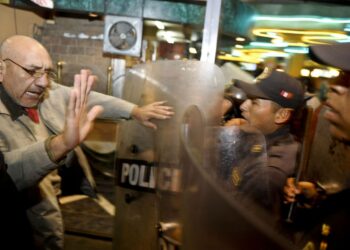 Mielenosoittajat ja poliisit ottivat yhteen Limassa, kun siellä protestoitiin väkivaltaa Cajamarcassa. Cajamarcassa kuoli neljä ja loukkaantui useita ihmisiä protesteissa Congan kaivoshanketta vastaan.