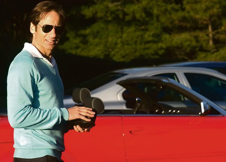 Demi Moore ja David Duchovny (kuvassa) esittävät herkullisen draamakome-dian pääosissa täydelliseltä vaikuttavan Jonesin perheen vanhempia.