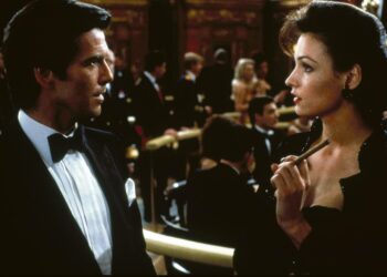 Pierce Brosnan on tällä kertaa James Bond. Famke Janssen on pakoliinen vastapuolen kaunotar.