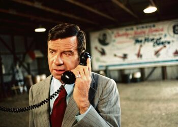 Tappakaa Charley Varrick on tiukka rikosjännäri pankkirosvoista, jotka ryöstä-vät tietämättään mafialle kuuluneen pikkupankin. Nimiosassa Walter Matthau.