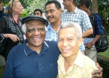 Sombath Somphone (oik.) ja Desmond Tutu.