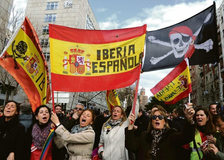 Espanjassa keskusammattiliitot ovat poliittisia, eivät alakohtaisia kuten Suomessa. Kuvassa mielenosoittajat vastustavat maaliskuun alussa Madridissa lentoyhtiö Iberian suunnitelmia vähentää lähes 4 000 työpaikkaa.