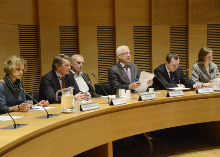 Jenni Karjalainen Akavasta (vas.), Rauno Vanhanen Suomen Yrittäjistä, Ralf Sund STTK:sta, Seppo Saukkonen EK:sta, Olli Koski ja Katja Lehto-Komulainen SAK:sta osallistuivat Suuren valiokunnan EU-aiheiseen keskustelutilaisuuteen keskiviikkona