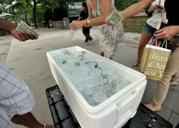 Yhdysvalloissa on yli 11 miljoonaa paperitonta työläistä, joista pari miljoonaa asuu New Yorkissa. Vedenmyyjä New Yorkin Fifth Avenuella.