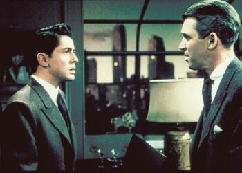 Köysi on Alfred Hitchcockin kokeileva jännäri kahdesta nuorukaisesta, jotka murhaavat ystävänsä. Kuvassa James Stewart ja John Dall.