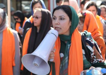 YK:n tasa-arvojärjestö UN Women kannustaa ihmisiä pukeutumaan oranssiin ja toimimaan sosiaalisessa mediassa levittämällä tietoa ja vaihtamalla profiilikuvansa oranssiksi.