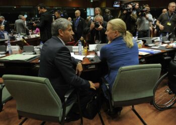 Itävallan valtiovarainministeri Michael Spindelegger keskustelee Suomen valtiovarainministeri Jutta Urpilaisen kanssa tiistaina EU:n valtiovarainministereiden kokouksessa.