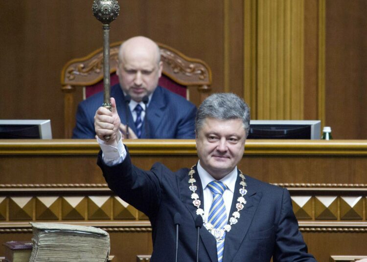 Ukrainan kommunistisen puolueen puheenjohtajan Petro Simonenkon mukaan maassa on muuttunut vain se, että valtaa pitää nyt uusi oligarkki Petro Porošenko (kuvassa).