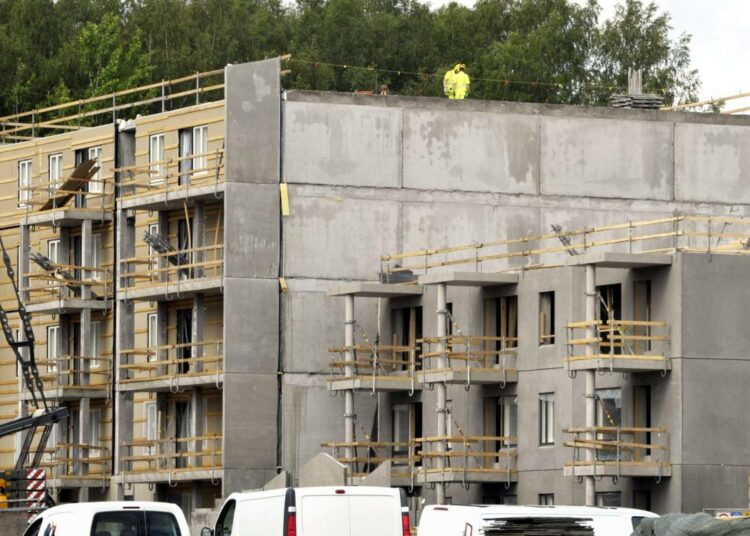 Rakennusyhtiöillä ja pankeilla pitäisi olla enemmän kilpailua. Kilpailu auttaisi alentamaan asumiskuluja Hypoteekkiyhdistyksen toimitusjohtaja Ari Paunan mukaan.
