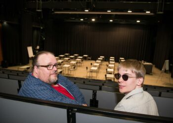 Elokuvaopettaja Antti Pentikäinen kokee etuoikeutena saada esitellä nuorille elokuvan maailmoja. Valtteri Lepistö on hänen innokkaimpia opiskelijoitaan.