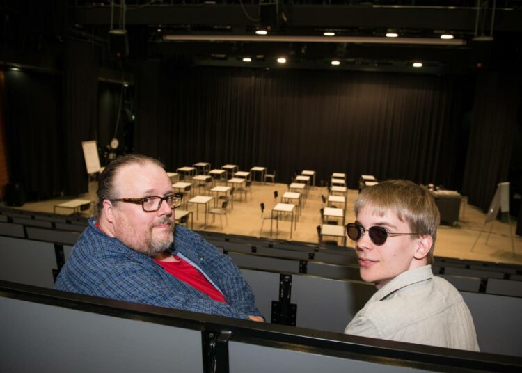 Elokuvaopettaja Antti Pentikäinen kokee etuoikeutena saada esitellä nuorille elokuvan maailmoja. Valtteri Lepistö on hänen innokkaimpia opiskelijoitaan.