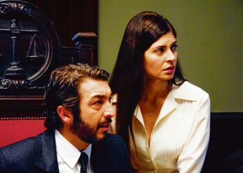 Katseeseen kätketty on elokuvaeläkkeellä olevasta rikostutkijasta, joka vatvoo 25 vuoden takaista murhatapausta. Kuvassa Ricardo Darín ja Soledad Villami.