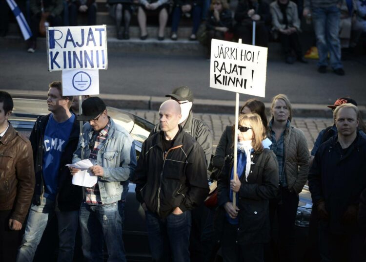 Maahanmuuttokysymyksen yhdistäminen huoleen hyvinvointivaltioista toimi populismin ja perussuomalaisten kasvualustana, kertoo Niko Pyrhösen tutkimus. Kuva Helsingin Rajat kiinni -mielenosoituksesta.