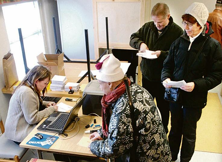 Vaalikampanjassa ei enää riitä, että vain vanhat äänestäjät aktivoidaan äänestämään. Kuvassa on meneillään vuoden 2007 eduskuntavaalien ennakkoäänestys Myllypuron lehtilukusalissa Helsingissä.