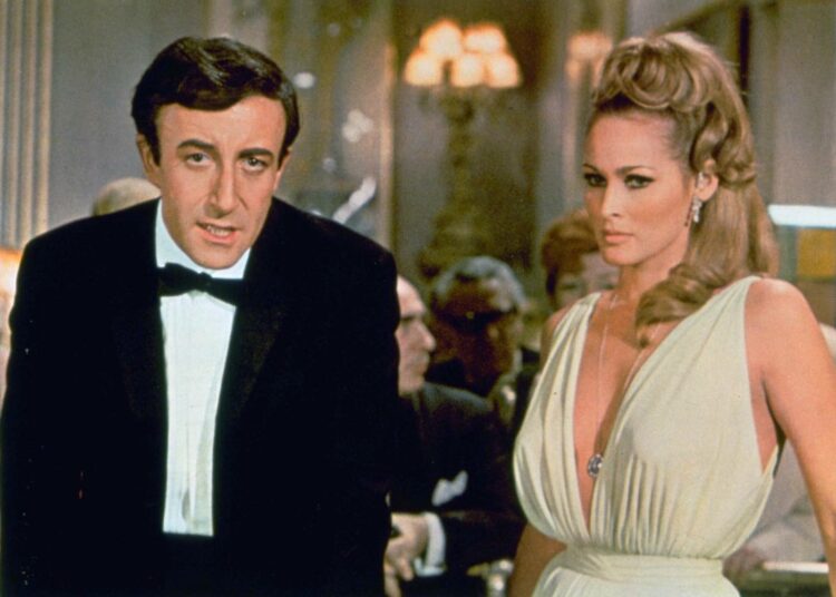 Peter Sellers ja Ursula Andress 60-luvun agenttiparodiassa.